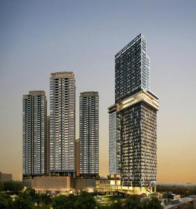 深圳深圳品上云端服务式公寓的城市中一群高大的建筑