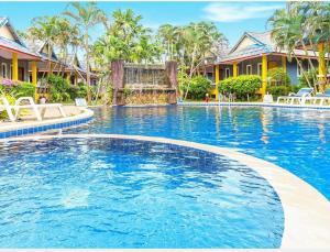 高兰Lanta New Beach Bungalows - SHA Plus的度假村前的游泳池