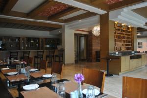 廷布卡齐尔廷布酒店的一间带桌椅的餐厅和一间酒吧