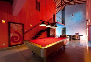 尼甘布迪克曼度假村“精品酒店”的楼梯间内的台球桌