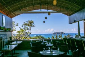 曼努埃尔安东尼奥圣八达度假酒店及水疗中心的一间带桌椅的海景餐厅