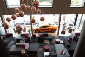 弗朗科尔尚拉苏尔斯酒店的一辆橙色的汽车停在一个沙发的房间