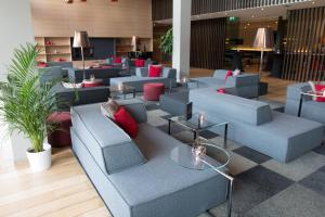 弗朗科尔尚拉苏尔斯酒店的大堂设有蓝色的沙发、桌子和植物