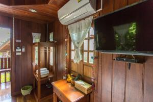 南奔苏克萨坦南奔度假村的小房间配有电视和桌子
