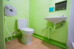 清莱您的家旅馆的绿色浴室设有卫生间和水槽