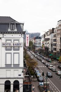 布鲁塞尔巴瑞酒店的繁忙的城市街道上的旅馆酒厂大楼