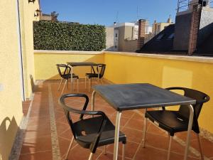 马德里美国大街提吉卡尔公寓式酒店的阳台上的一排桌椅