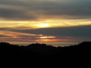 ValpromaroAntica casa in collina con vasta terrazza e panorama sul mare的日落与天空的日落