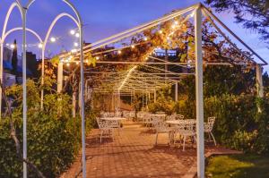 普雷斯科特森林别墅酒店的花园内带白色桌子和灯的帐篷