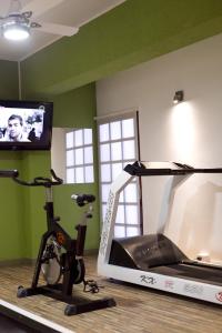 阿肖海马尔阿霍旅馆的一间带跑步机和电视的健身房