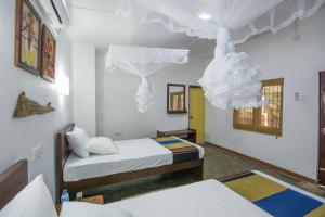 康提Udawatta Kele (UK) Forest Lodge的一间带两张床的卧室和白色天花板