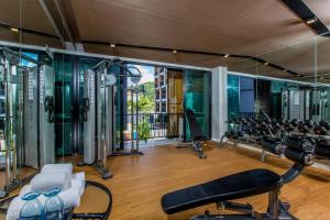 奥南海滩GLOW Ao Nang Krabi的健身房拥有许多跑步机和机器