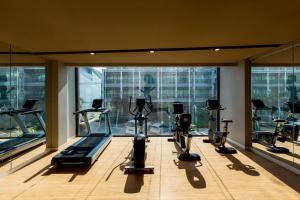 奥南海滩GLOW Ao Nang Krabi的一间健身房,里面设有几台跑步机,房间设有窗户