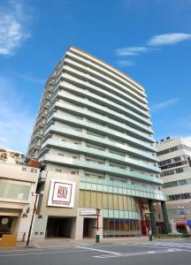 神户神户元町东急REI酒店的前面有标志的高楼
