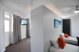 安特兰斯湖滨酒店的客房设有两张床和一台平面电视。