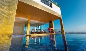 岘港岘港菲维特尔酒店的一座水面建筑的一侧的游泳池