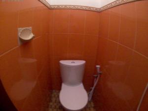 万慈威斯马哈拉尼旅馆的瓷砖客房内的卫生间