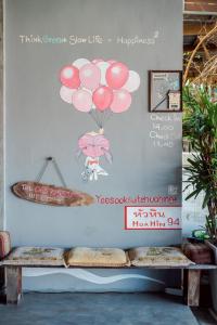 华欣拉维里94旅馆的一面墙上挂着一个气球女孩的照片