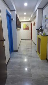 米兰Sira House Milano的走廊上设有厨房和蓝色门