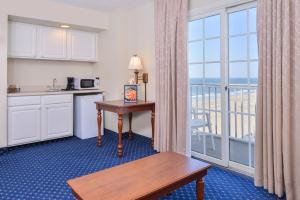 大洋城帕瑞戴思广场酒店的酒店客房设有厨房和阳台。