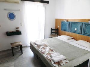 纳克索乔拉雷阿公寓式酒店的一间卧室配有一张大床和两个枕头
