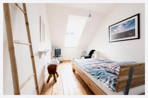 伯尔尼Bed & Kitchen am Tavelweg - Adults Only的一间小卧室,配有床和窗户