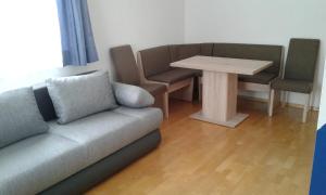 乌尔里希斯贝格Ferienwohnung Susanne的客厅配有沙发和桌子