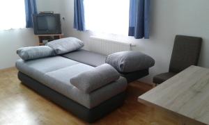 乌尔里希斯贝格Ferienwohnung Susanne的客厅配有沙发和桌子