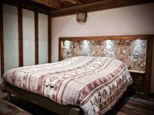 穆巴赫索蒙斯特Gîte Bodenmatt的一间卧室配有一张床铺,床上有毯子