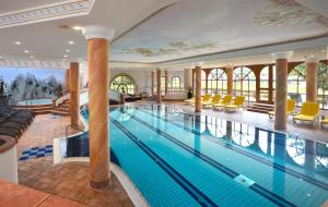蒂罗尔-泽费尔德霍克兰酒店的一座大建筑中的游泳池