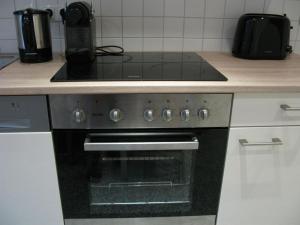 纽伦堡博览会-/公寓的厨房配有炉灶和烤箱