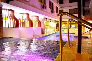 圣玛尔塔里维埃拉酒店的一座室内游泳池,位于一座带游泳池的建筑内