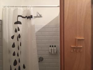 庞特维德拉蓬特韦德拉慢城旅馆的带淋浴和浴帘的浴室