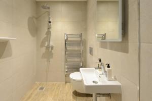 布罗德斯泰Bay Tree Broadstairs的白色的浴室设有卫生间和水槽。