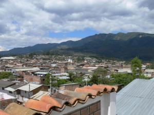 查查波亚斯Hostal Vista Hermosa的享有以山脉为背景的城市美景