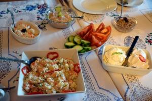 苏恰维塔卡萨莫拉旅馆的餐桌上放着一碗食物和蔬菜