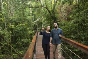 TambopataTambopata Research Center的森林中一座桥上的男女