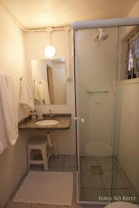 弗洛里亚诺波利斯Pousada Casa de Praia的带淋浴、盥洗盆和卫生间的浴室