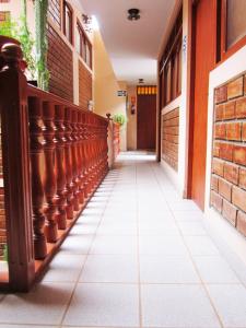 查查波亚斯Hostal Vista Hermosa的砖墙建筑的空走廊