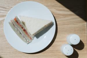 曼谷汤姆逊别墅酒店的一块放在桌子上白板上的蛋糕