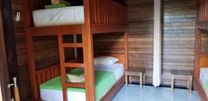 蓝梦岛苏里亚民宿的双层床间 - 带两张双层床