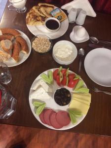 伊斯坦布尔Guest House - Grandma's House的餐桌上放有盘子的桌子
