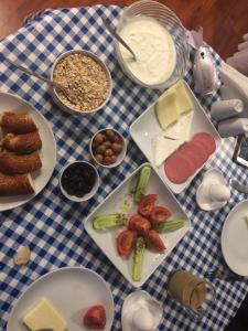 伊斯坦布尔Guest House - Grandma's House的蓝白桌子,上面有盘子