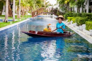 卡伦海滩Access Resort & Villas - SHA Plus的女人在水中划船