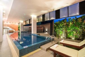 曼谷超越套房酒店的中间设有游泳池的房子