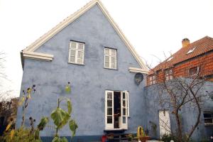 哥本哈根威尔斯住宿加早餐旅馆的蓝色的房子,有白色的窗户和砖砌建筑