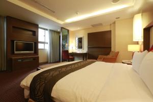 中和景安精品旅館的酒店客房设有一张大床和一台电视。