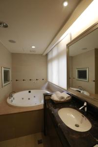 中和景安精品旅館的带浴缸、水槽和镜子的浴室