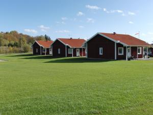 LjungsbroVreta Kloster Golfklubb的两座绿草丛中的房屋