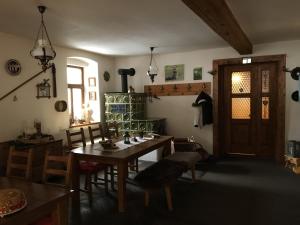 利贝雷茨捷克查鲁帕旅馆的一间带木桌和椅子的用餐室